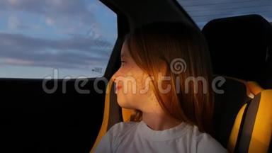 可爱的小女孩坐在汽车座位上。